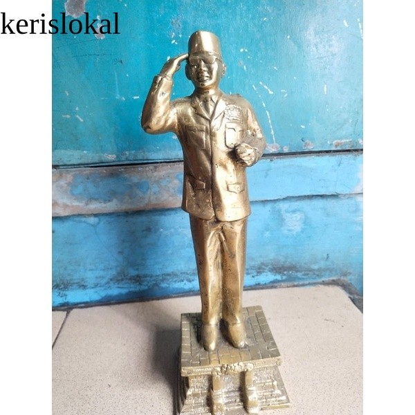 Koleksi Patung Arca Ir Soekarno Bahan Kuningan Warna Emas KL8