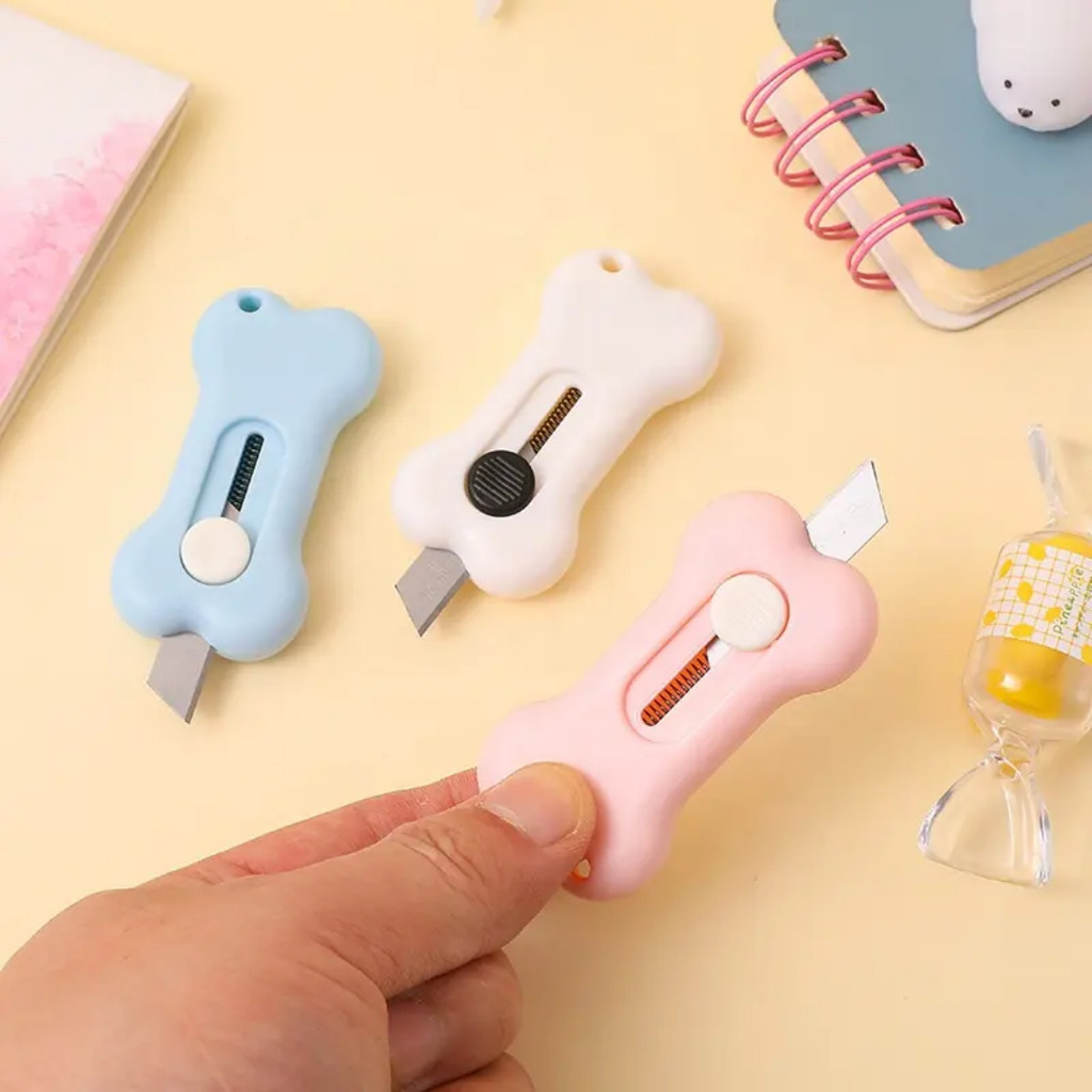 

BONE MINI CUTTER TULANG ESTETIK LUCU PERLENGKAPAN SEKOLAH MURID KERAJINAN LOMOCARD PHOTOCARD KPOP KPOPERS GEMAS PISAU MOTIF UNBOXING PAKET DAN KERTAS
