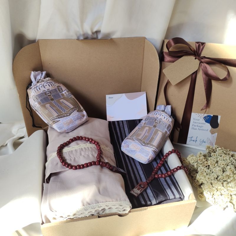 

Hampers Lebaran Ramadhan Couple | Kado pernikahan | Wedding Gift | Hampers Couple| Hadiah Nikah | Giftbox Mukena Sarung Sajadah