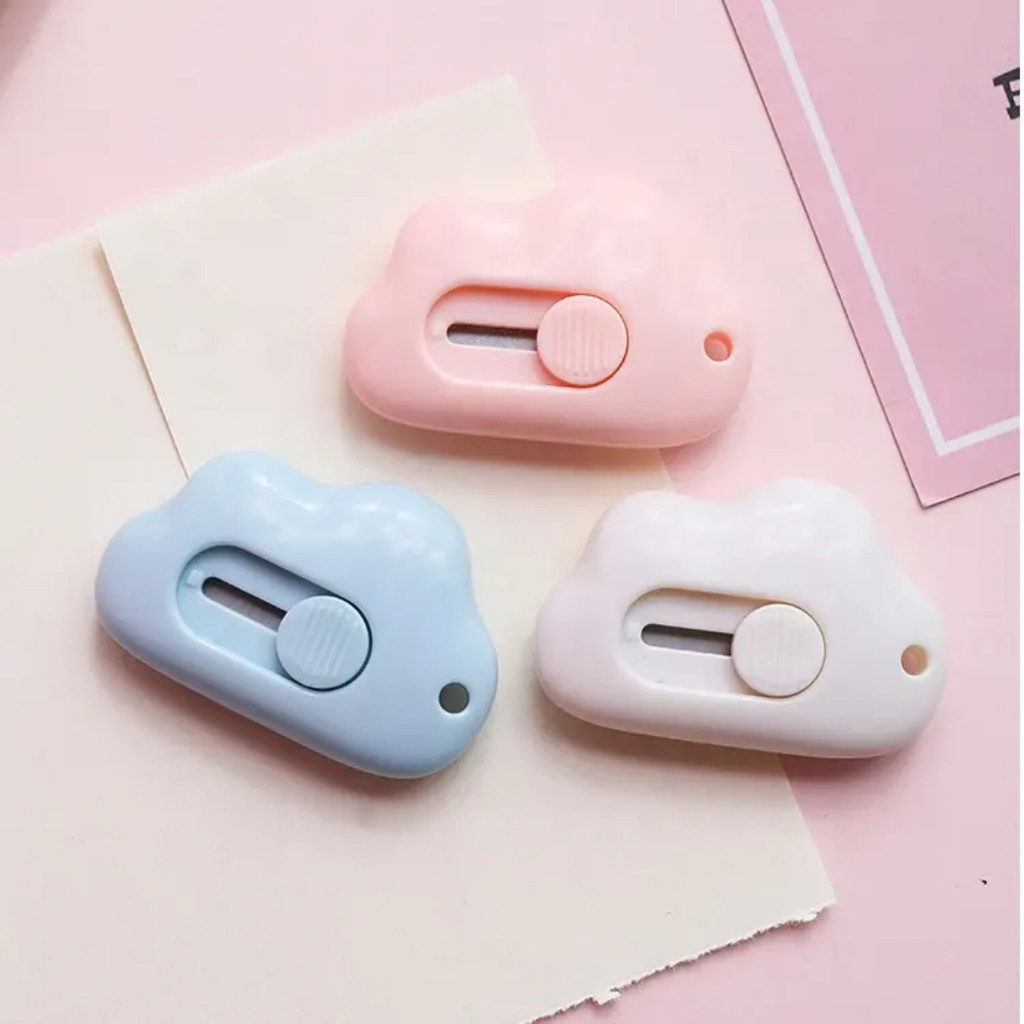 

CLOUD MINI CUTTER AWAN ESTETIK LUCU PERLENGKAPAN SEKOLAH MURID KERAJINAN LOMOCARD PHOTOCARD KPOP KPOPERS GEMAS PISAU MOTIF UNBOXING PAKET DAN KERTAS