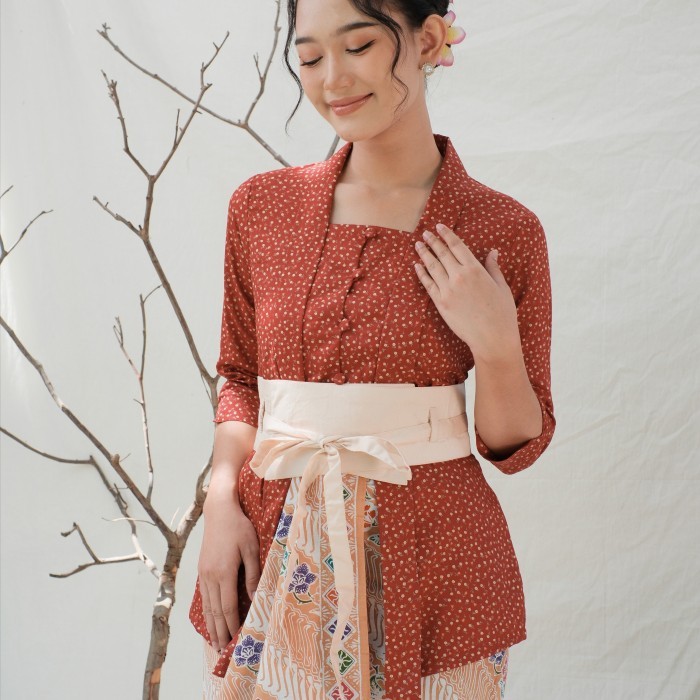 

Kebaya kutubaru rosea lengan 7/8 meradelima katun jepang merah bata - XS