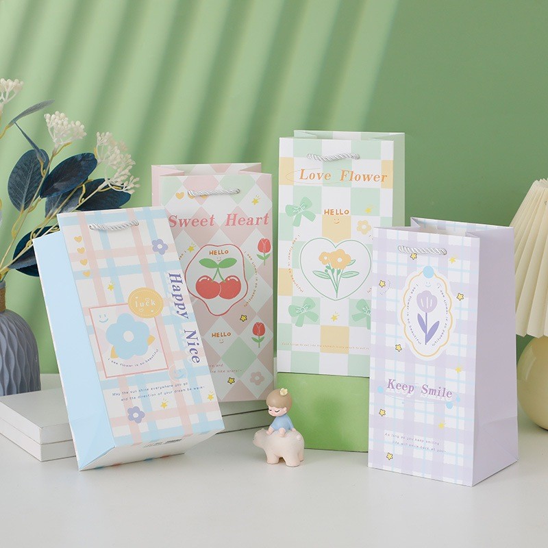 

Paper Bag Tall Botol Minuman TEBAL 12x10x24.5 cm / Kotak Kado Goodie Bag Hadiah Souvenir / Paper Bag Karakter Lucu