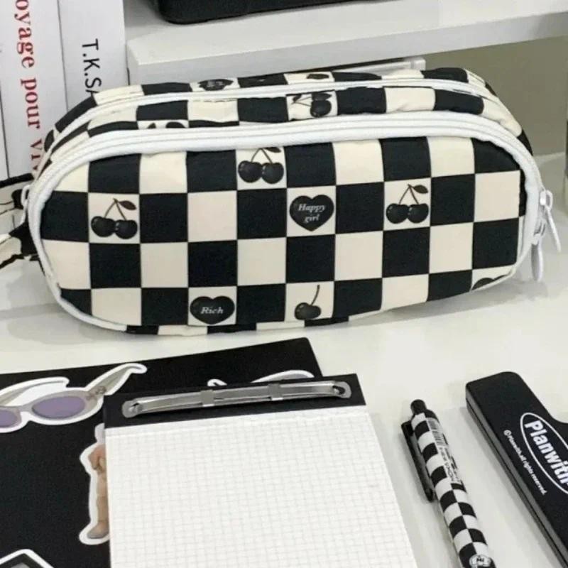 

1 Pc Fashion Student Pencil Case Classic Checkboard Stationery Pencil Bag Black White Color High Capacity Scrapbook Storage Bag