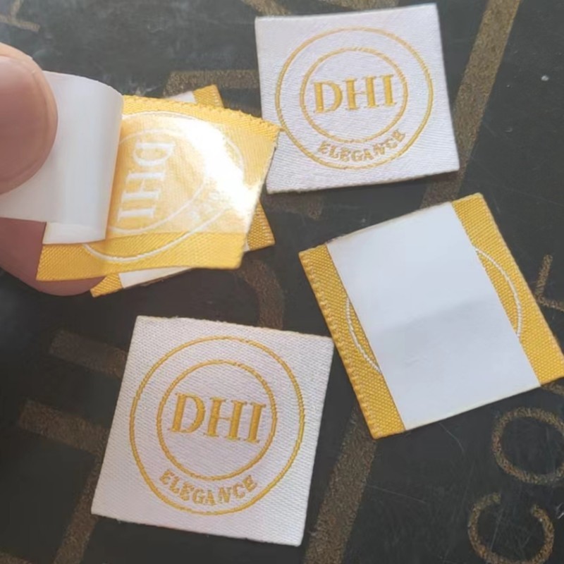 

Golden color Sticker Label Custom your text Adhesive cloth labels 3 * 3 cm 1000 PCS Precut damask polyester Garment Tags