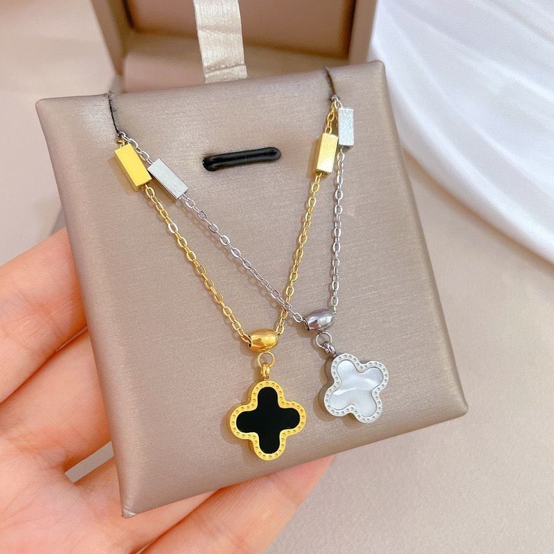 Kalung Wanita Titanium Anti Karat Liontin Bunga Clover Hitam dan Putih  Kalung Titanium Gold Anti Ka