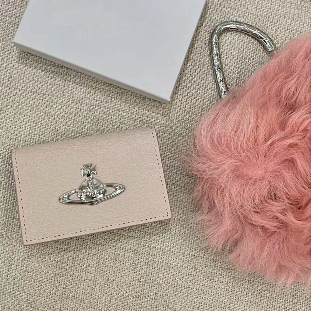 

Tempat kartu Vivienne warna solid dengan logo Saturnus, tempat kartu identitas, dompet kecil yang bergaya