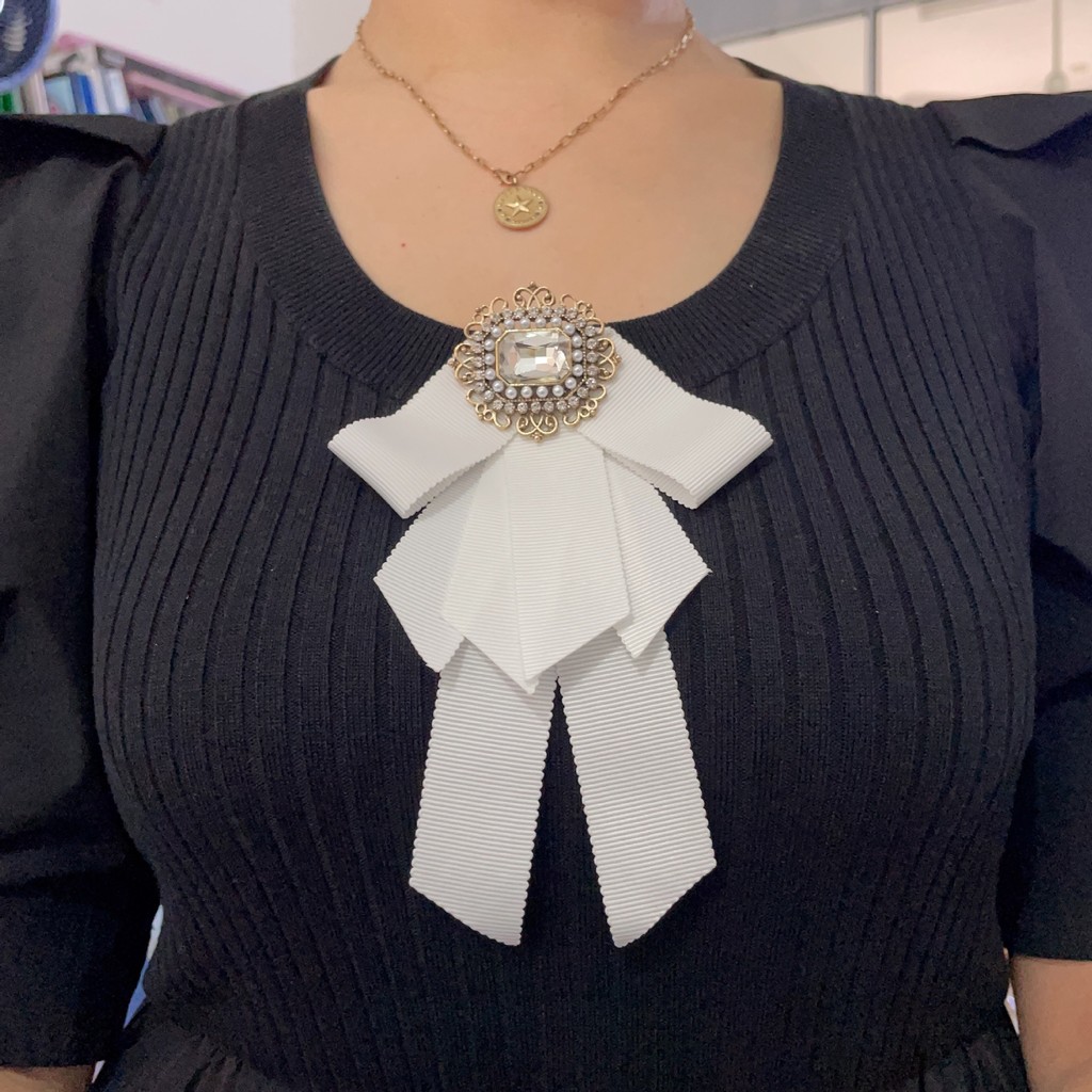 Kain retro pita pita hitam dan putih pita pita mutiara bros desain rasa dasi kupu-kupu niche aksesor