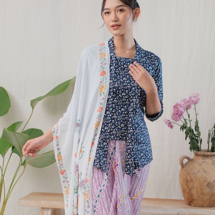 

Kebaya kutubaru kalina lengan 7/8 meradelima katun Jepang biru navy - XS