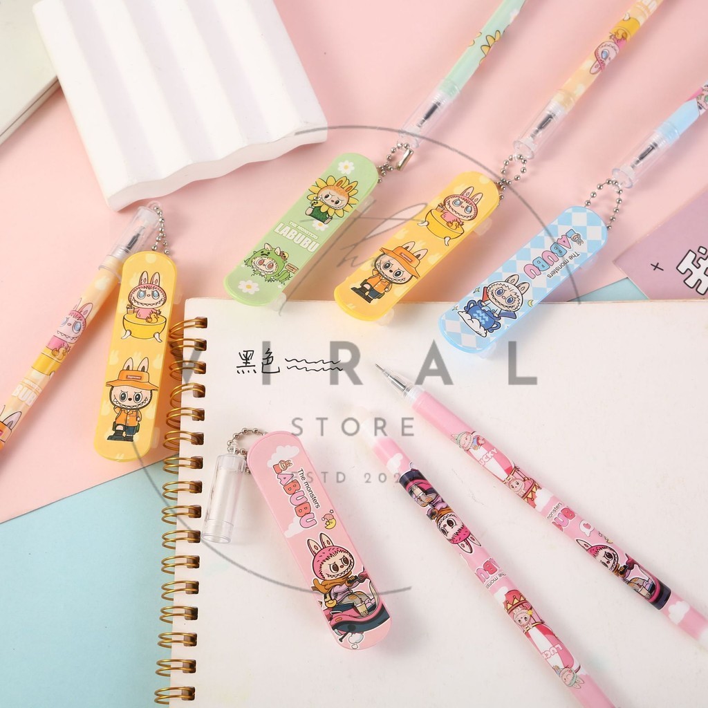

THE VIRAL STORE Pulpen Gantungan Skateboard LABUBU Super Cute Lucu Favorit Anak / Pen Gantungan Skateboard Labubu Fancy Tinta Gel Hitam