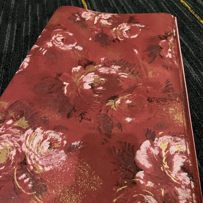 

Kertas kado premium merah bunga abstrak