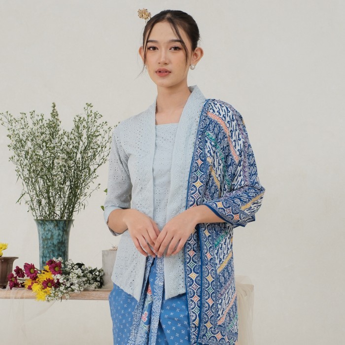 

Kebaya kutubaru bordir elanna lengan 7/8 meradelima katun biru abu - XL