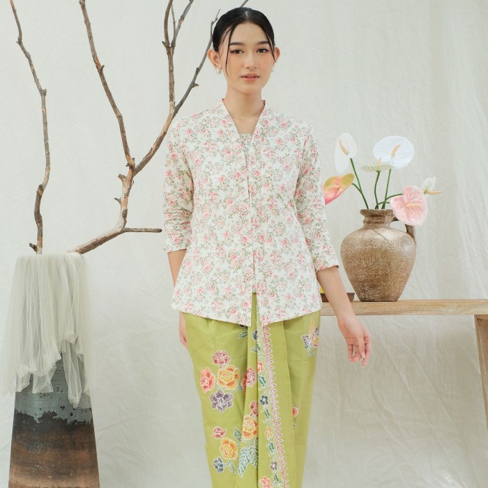 

Kebaya kartini florine lengan 7/8 meradelima katun jepang putih tulang - S