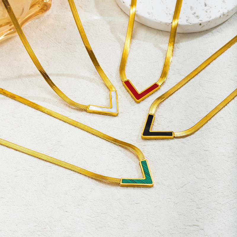 Kalung Penjualan Panas Seksi Berbentuk V Liontin Datar Rantai Ular Kalung Retro Kepribadian Stainles