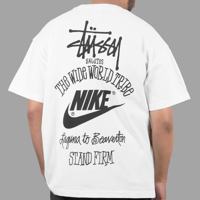Kaos Oversize STUSSY X NIKE The Wide World Tribe White Tshirt