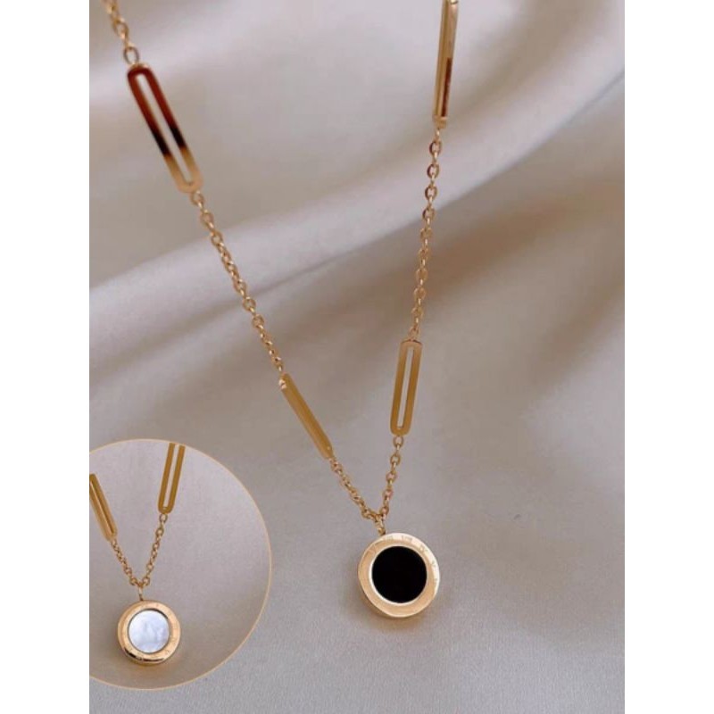 KALUNG TITANIUM WANITA LIONTIN BULAT HITAM PUTIH