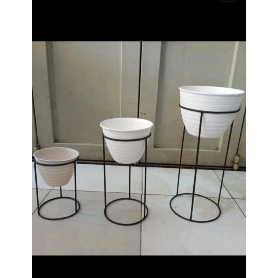 TEMPAT TANAMAN DUDUKAN POT HIASAN POT DARI BESI