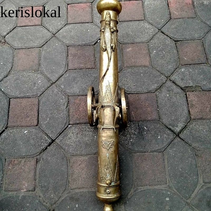 Meriam voc tua kuno / barang antik / meriam kuno / koleksi antik / kuningan / pajangan jadul KL17