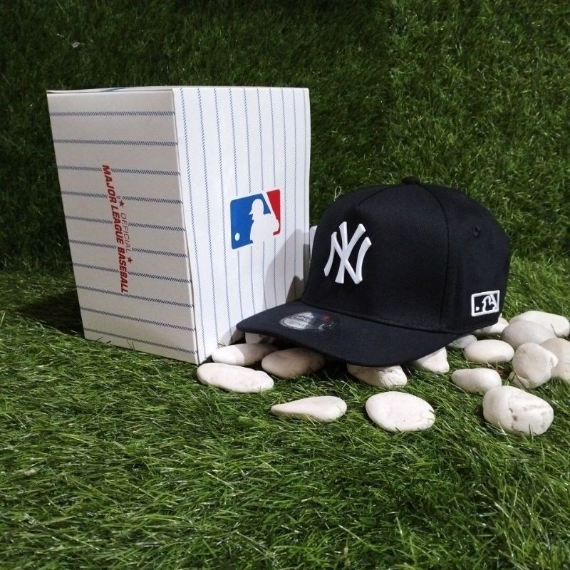 NY Logo Besi Putih / Bahan Hitam Topi Premium