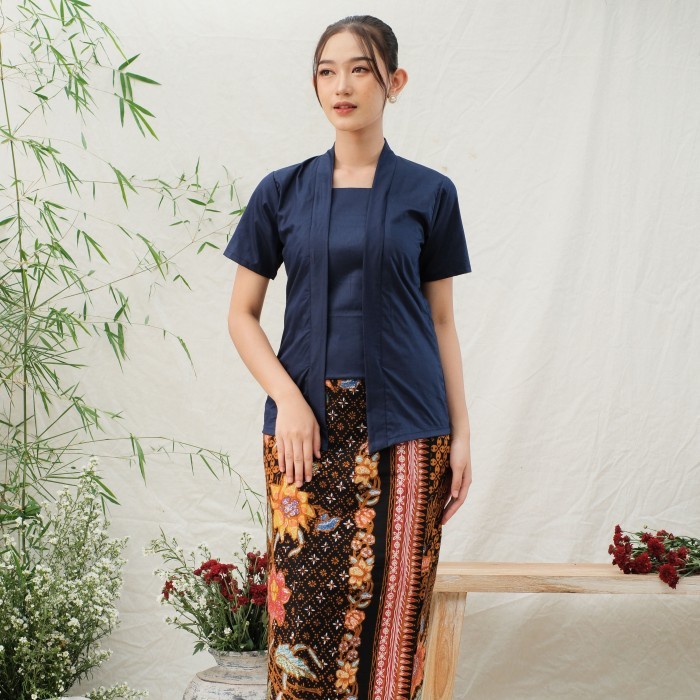 

Kebaya batik kutubaru 2 in 1 lengan pendek meradelima katun biru navy - S