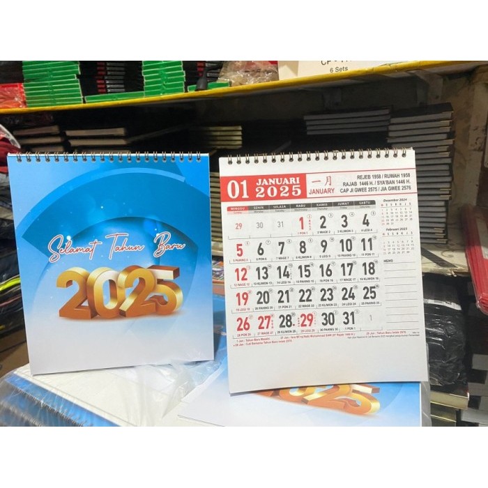 

KALENDER MEJA AO 905 KALENDER DUDUK TAHUN 2025 NEW - KM HVS HITAM DF