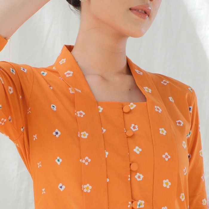

Kebaya Kutubaru Etnik Jasmine Lengan 7/8 Meradelima Katun Oren - XS