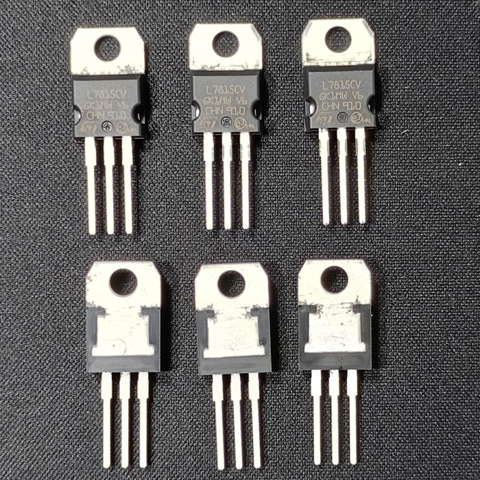 SD99 IC 7815 L7815 LM7815 ST Regulator Original