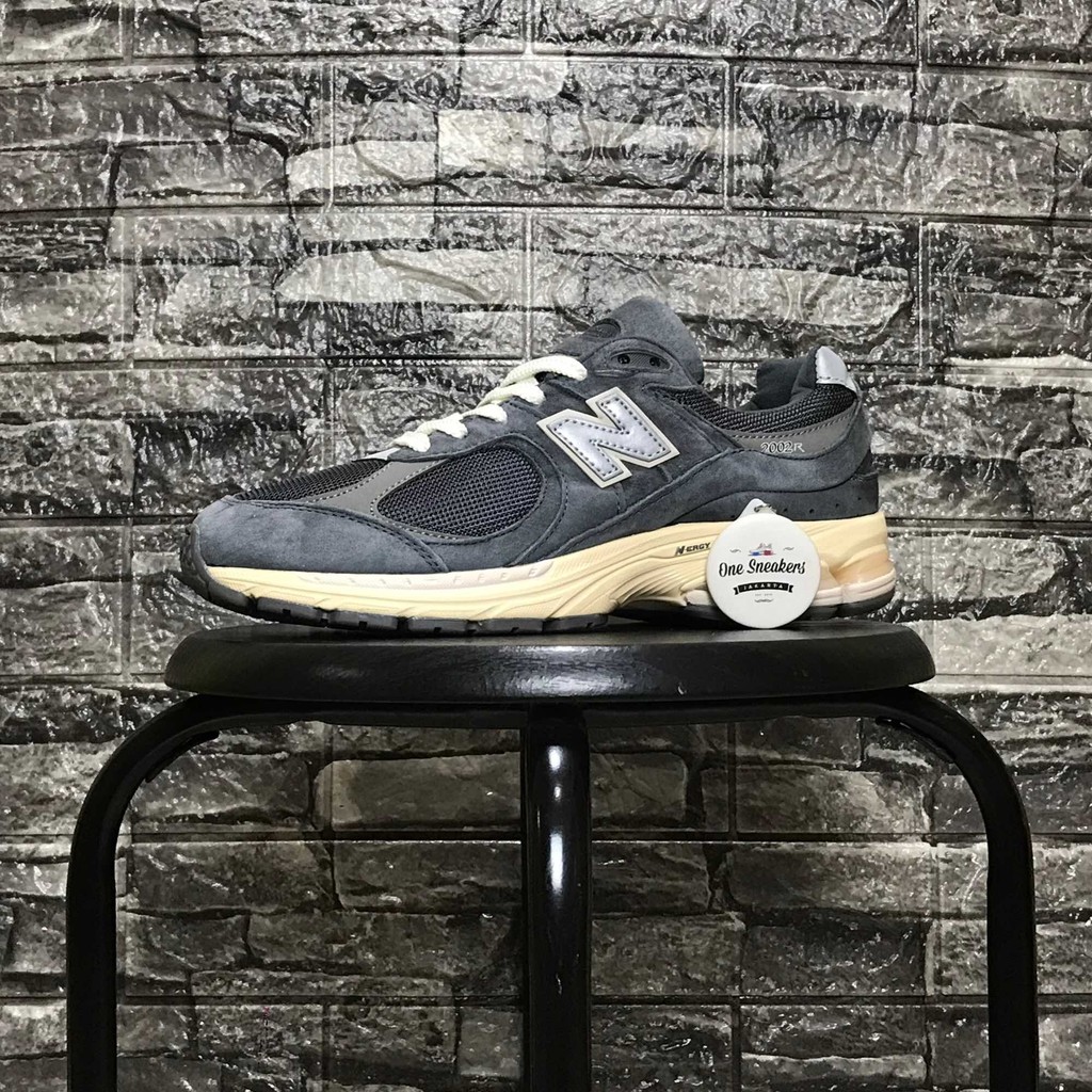 SEPATU PRIA NB 2002R  DARK GREY