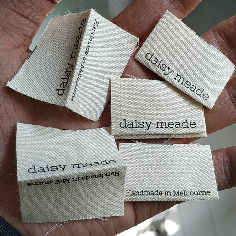 

1000PCS Custom natural cotton print label 5 * 4 cm loop fold black clothing Labels