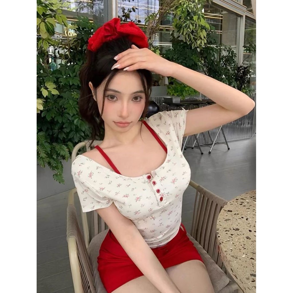 Backless bunga rusak [Dengan bantalan dada] T-shirt lengan pendek dua potong palsu wanita musim pana