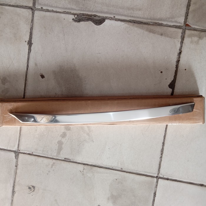 LIST CHROME GRILL RADIATOR (NO 3) SUZUKI APV LUXURY - KIRIBERKUALITAS