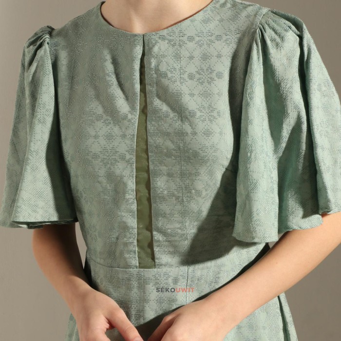 Ume Midi Dress Dobby Batik / Gaun Sebetis Sekouwit in Green Sage - M/L