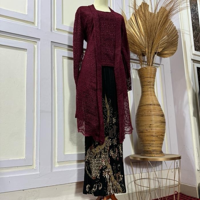

Aywears Kebaya Brukat Kutubaru panjang/ kebaya kutubaru brukat/ Kebaya kutubaru modern/ kebaya Kondanganpanjang Wisuda - maron, Kebaya saja M