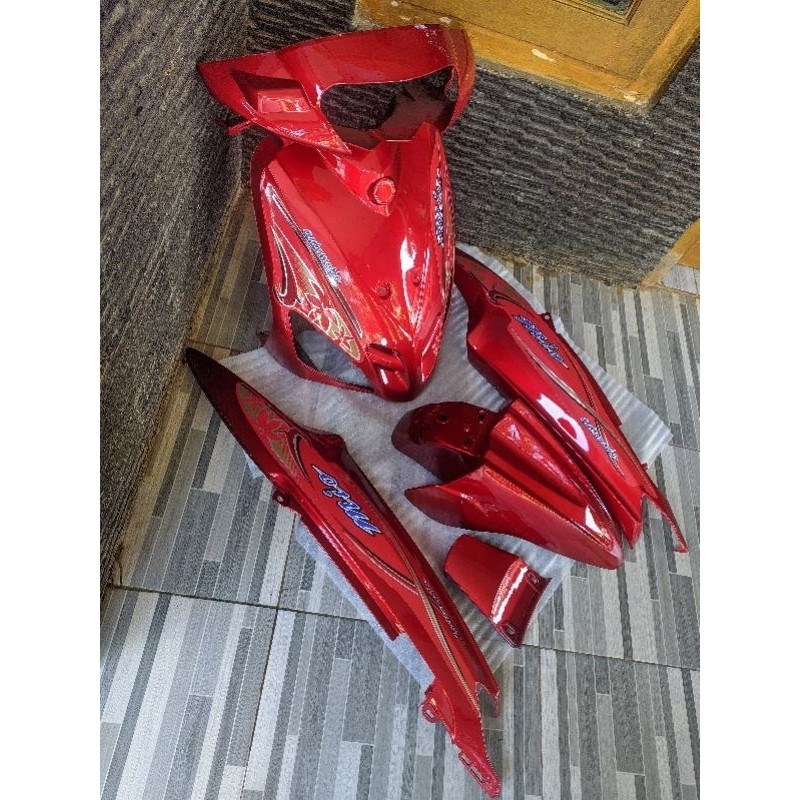 Cover bodi halus mio sporty merah maron plus striping bunga