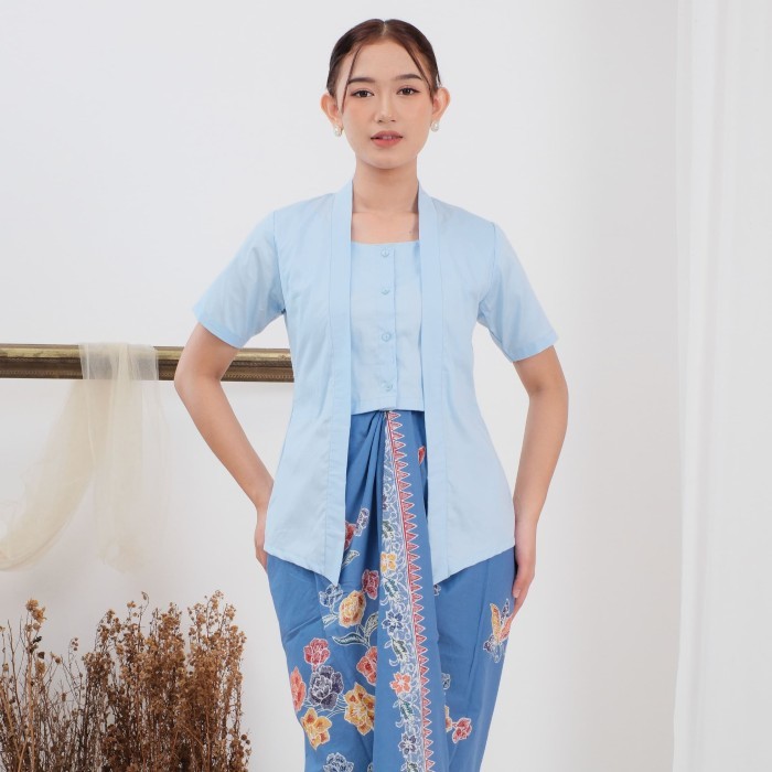 

Kebaya kutubaru etnik nala lengan pendek meradelima katun jepang biru muda baby blue - XL