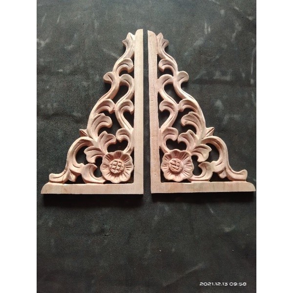 Ornamen Ukiran Sudut Bahan Kayu Mahoni Murah Size 30x17 cm NCH 002