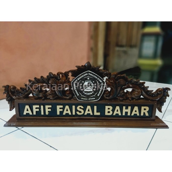 

PAPAN NAMA KAYU + PAPAN NAMA MEJA KERJA / CUSTOM LOGGO Complicated KP343