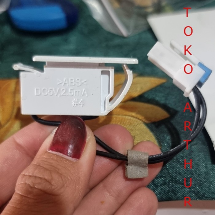 TOOL AND SPAREPART MAGNET SWITCH PINTU KULKAS LG 2 PINTU INVERTER ORIGINAL - Putih