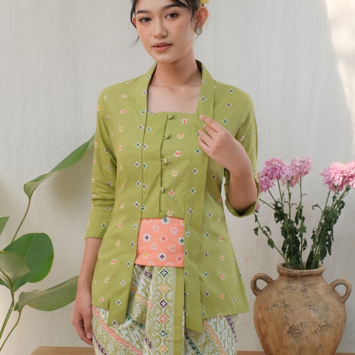

Kebaya Kutubaru Etnik Jasmine Lengan 7/8 Meradelima Katun Hijau - XXL