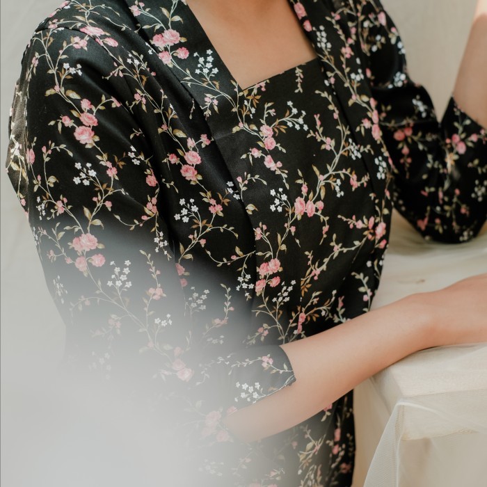 

✨LARIS✨ -Kebaya Kutubaru Clarris Lengan 7/8 Meradelima Katun Jepang Hitam - M