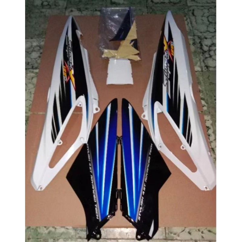 Cover Body Belakang Kanan Kiri Supra X 125 Plus Striping Warna Putih