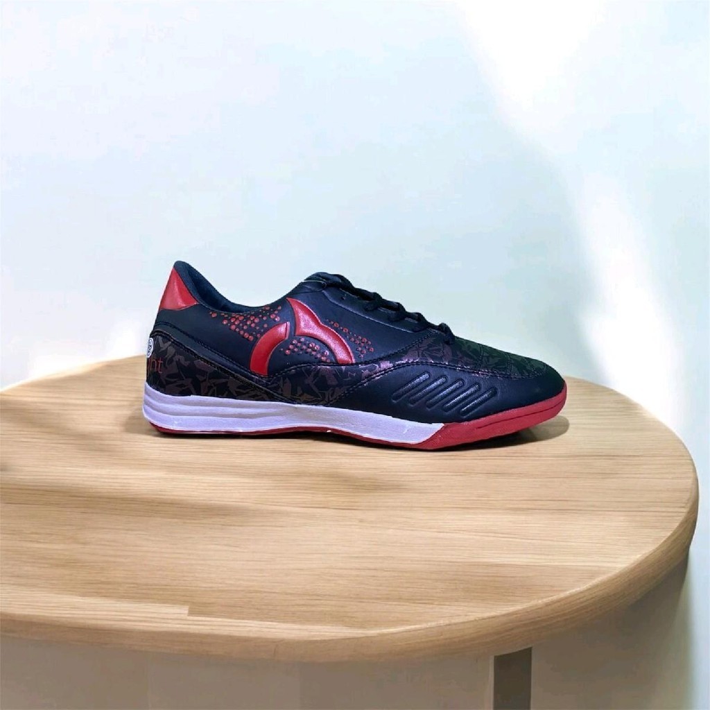 Sepatu futsal ortuseight batik hitam merah Olahraga Olahraga