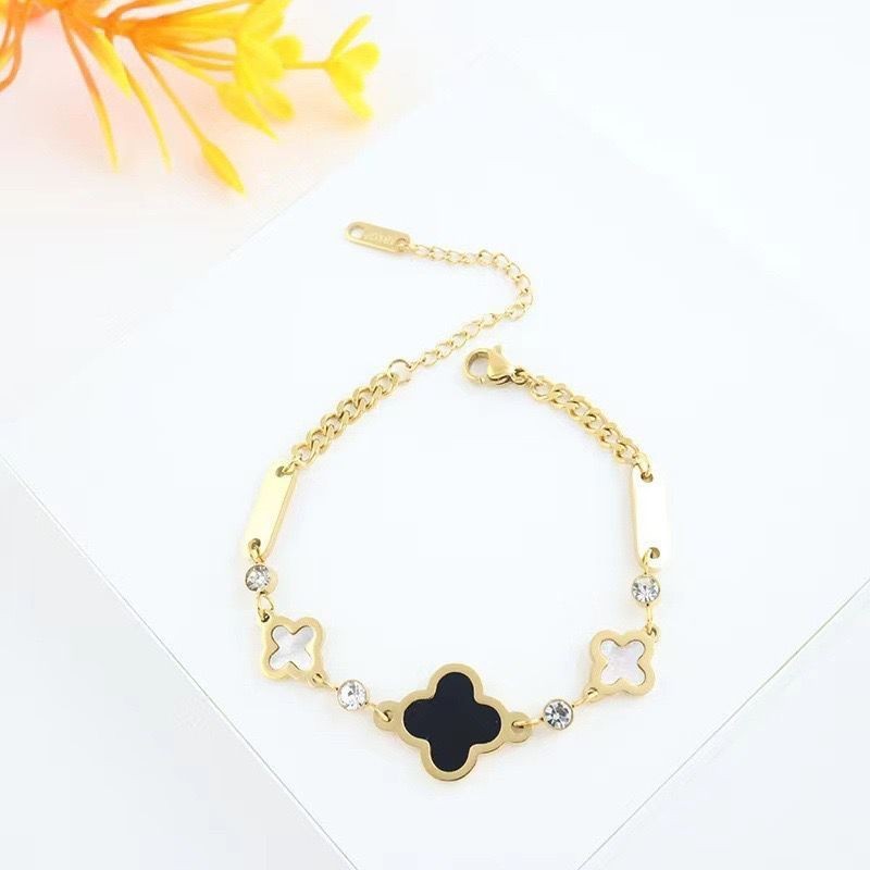 Gelang Wanita Titanium Daun Bunga Clover HitamPutih Gelang Wanita