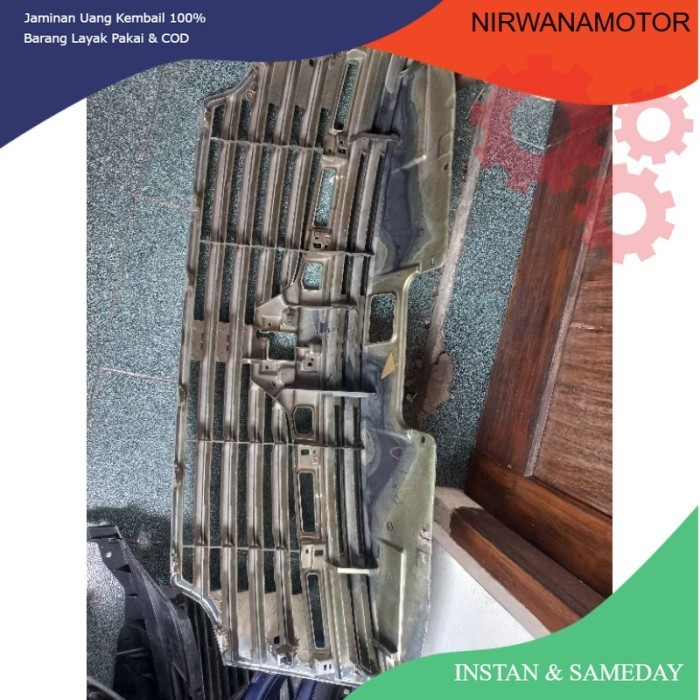 Grill Nissan Elgrand E52 original