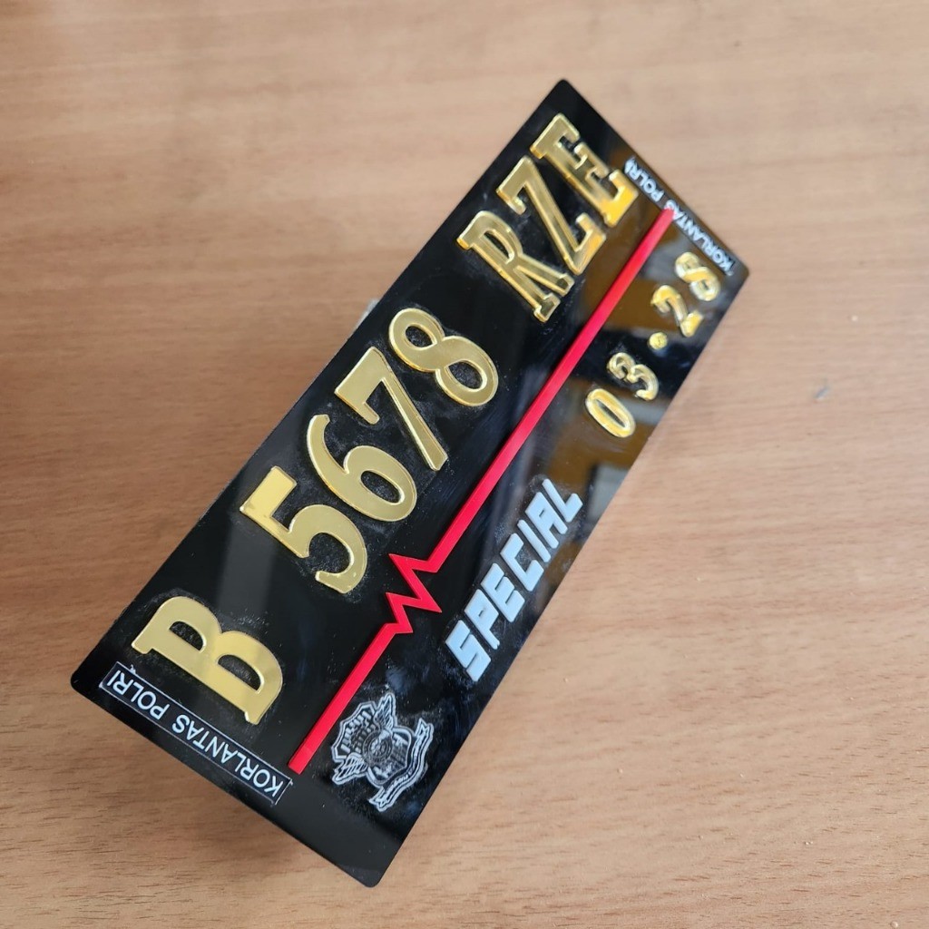 Plat nomor motor Akrilik Variasi Motor Warna Hitam Angka Gold Bisa Tambah Nama