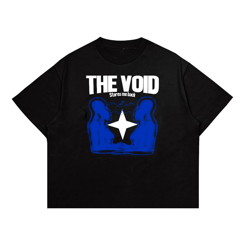Kaos pria desain abstrak 100% katun, teks “THE VOID Menatapku kembali” dengan gambar grafis abstrak 