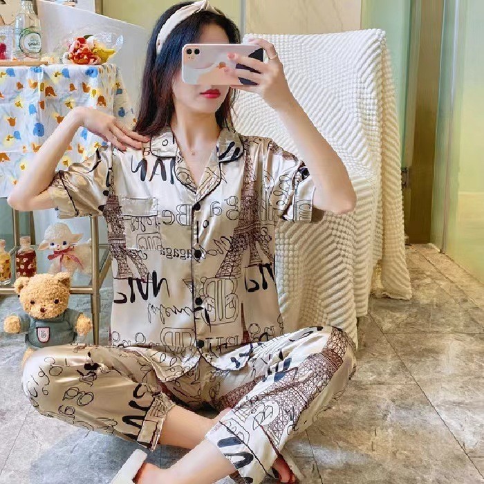 2024 piyama wanita sutra sutra es rumah mewah baru yang mengenakan set celana panjang lengan pendek