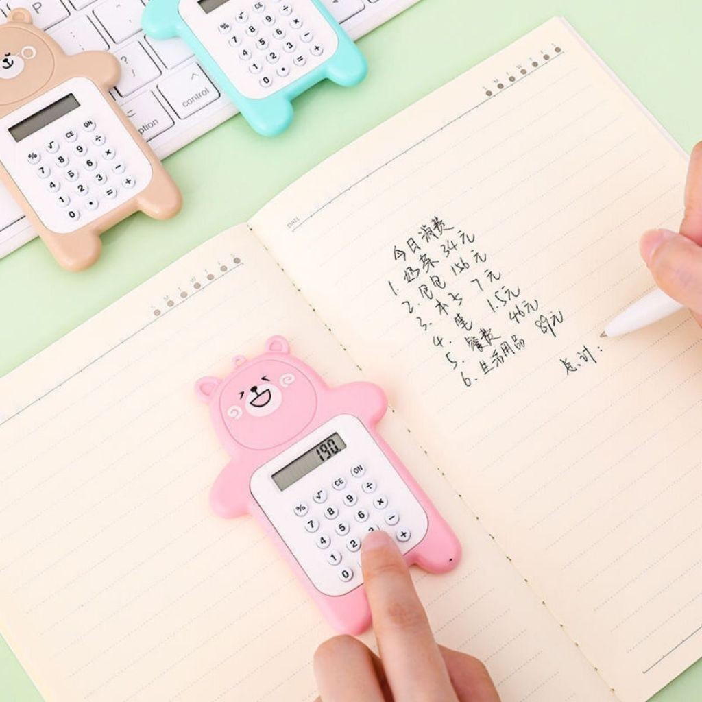 

Calculator Mini Portable Motif Beruang Lucu / Kalkulator Saku Ekpresi Motif Kartun Bear Warna Unik Tombol Karet 8 Digit Multifungsi / Alat Menghitung Pembagian Perkalian Pngurangan Penjumlahan / Peralatan Alat Tulis Sekolah Stationary Traveling