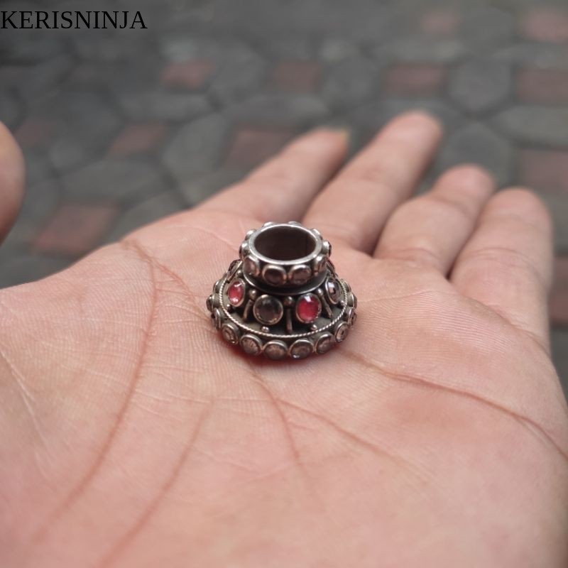 Mendak Keris Model Susun Rujak Wuni Bahan Perak Warna Sangup Hias Batu Yakut NJ8