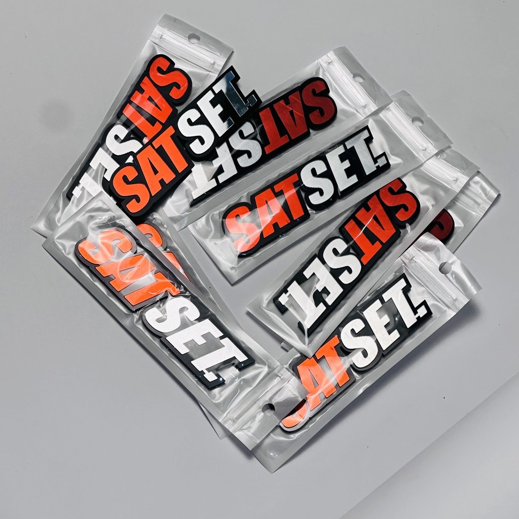 OS Emblem 3D Akrilik Satset 3x12.5 cm – Potong Laser, 1 Pcs, Tebal 3mm, Warna Merah Silver, Dasar Hi