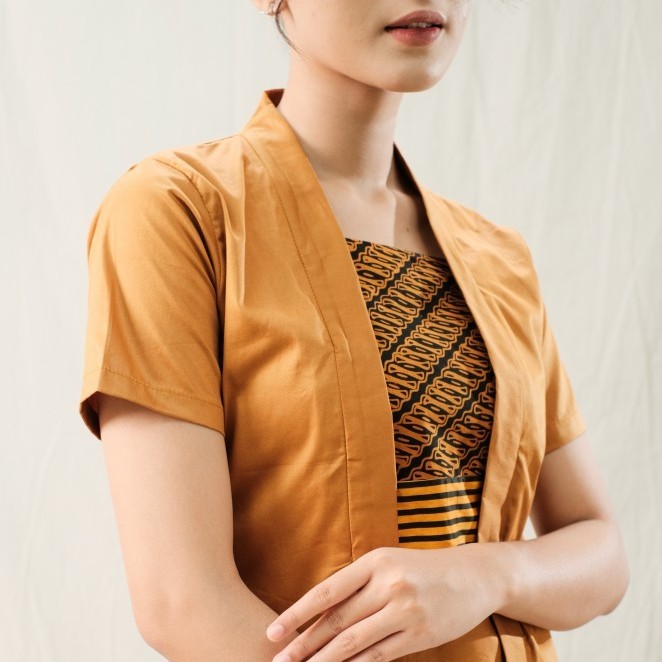 

Kebaya Kutubaru 2 in 1 Lengan Pendek Meradelima Katun Jepang Cokelat - XS